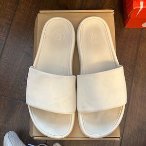 LULULEMON slides , good condition, discolored from mild wear. Size 8